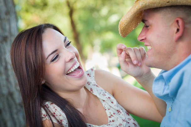 heureux romantique caucasien couple parler dans l 'parc. - Photo, image