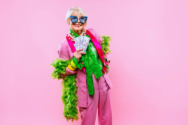 Happy and funny cool old lady with fashionable clothes portrait on colored background - Youthful grandmother with extravagant style, concepts about lifestyle, seniority and elderly people - Fotografie, Obrázek