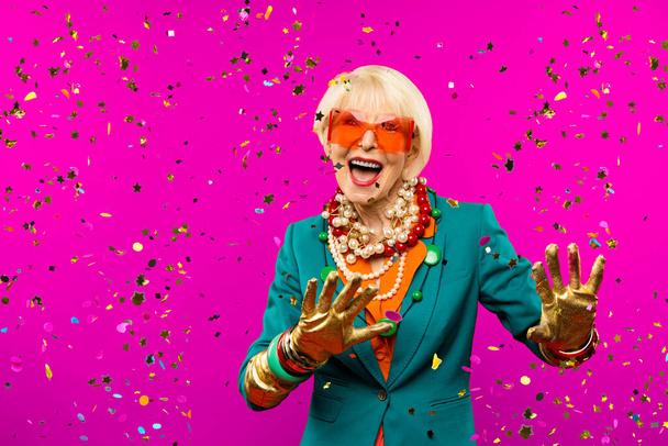 Happy and funny cool old lady with fashionable clothes portrait on colored background - Youthful grandmother with extravagant style, concepts about lifestyle, seniority and elderly people - Foto, immagini