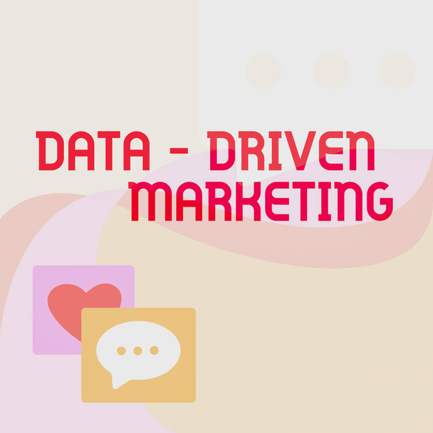 Bildunterschrift: Data Driven Marketing. Business-Ansatz-Strategie basiert auf Insights Analyse von Interaktionen Message S Zeichnung mit Sprechblasen mit Herzsymbolen. - Foto, Bild