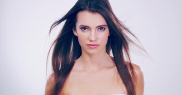Meduusat eivät tiedä hänestä mitään. 4k videomateriaalia kaunis nuori nainen upea hiukset poseeraa studiossa. - Materiaali, video