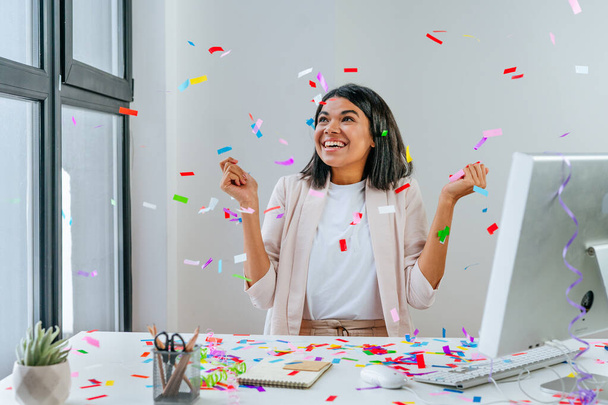młody biznes kobieta mając zabawy czas łapanie confetti - Zdjęcie, obraz