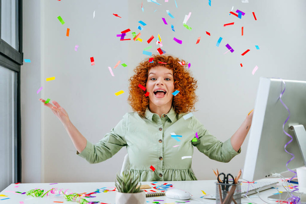 Jonge zakenvrouw heeft plezier tijd vangen confetti - Foto, afbeelding
