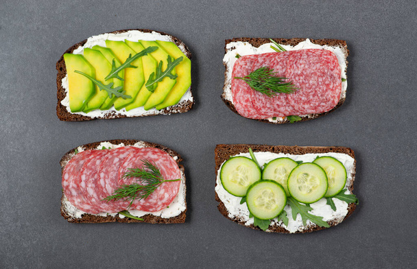 ホワイトコテージチーズと健康的なサンドイッチ - 写真・画像