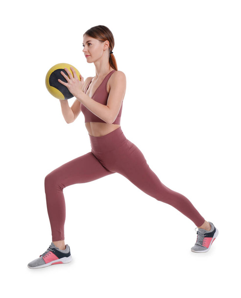 Atletische vrouw doet oefening met medicijnbal geïsoleerd op wit - Foto, afbeelding