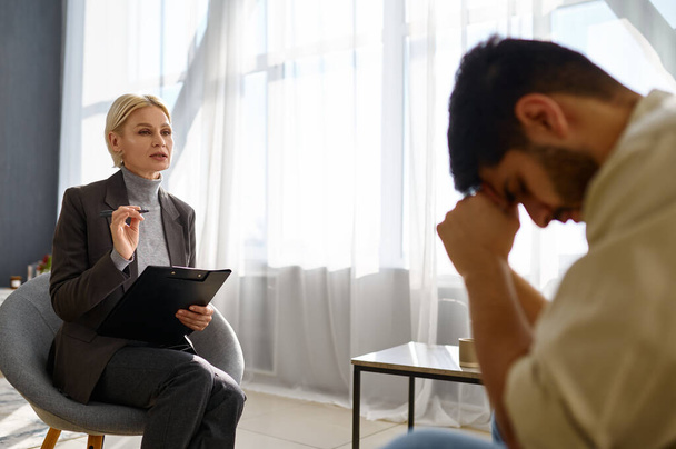 Psicólogo falando com o homem infeliz frustrado deprimido - Foto, Imagem
