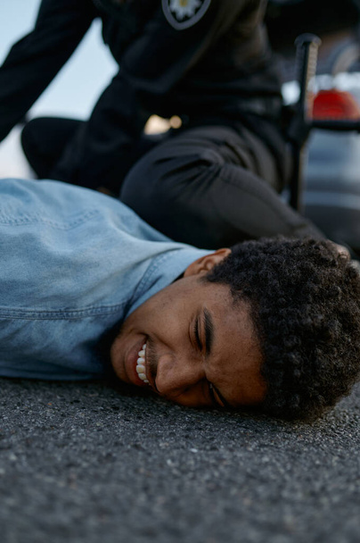 Un policier arrête un jeune conducteur suspect. - Photo, image