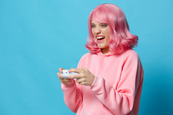 retrato mujer jugando juegos joystick divertido aislado fondo - Foto, imagen
