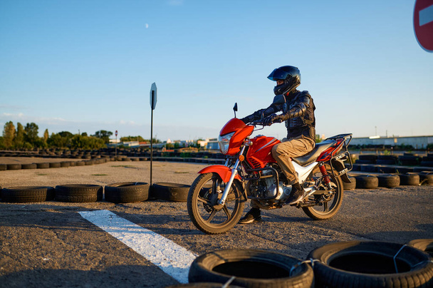 Étudiant en moto à la ligne de départ, moto - Photo, image