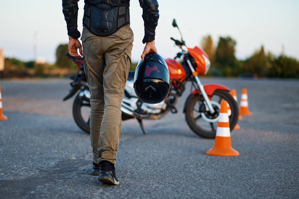Männliche Person trägt Helm, Motorradschule - Foto, Bild
