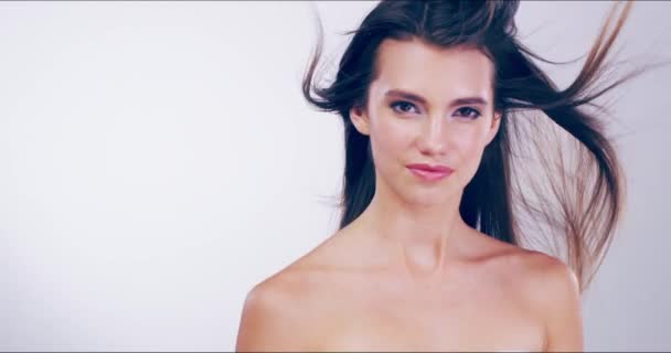 Personificação da beleza. 4k imagens de vídeo de uma bela jovem mulher com cabelo lindo posando no estúdio. - Filmagem, Vídeo