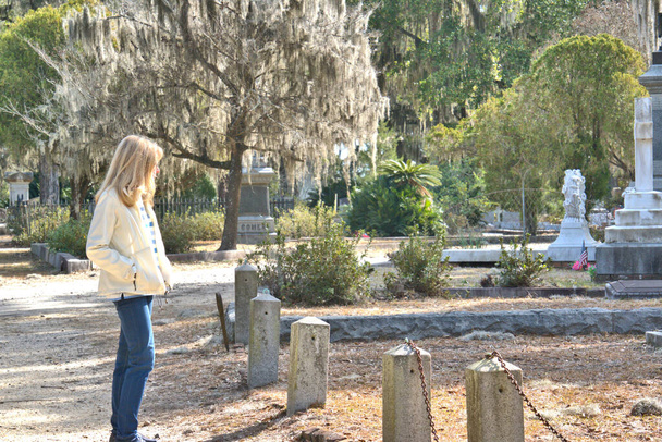ボナベンチャー墓地は世界で最も美しい墓地トップ10に選ばれました!彫刻、記念碑、精巧な埋葬用金庫は、優雅な苔で覆われた生きたオークの木が点在する160エーカーを飾ります。. - 写真・画像