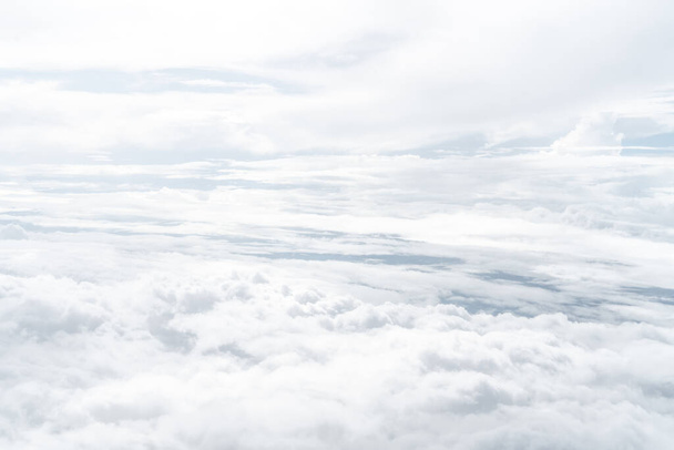 Zrób zdjęcia błękitnego nieba i białych chmur - Zdjęcie, obraz