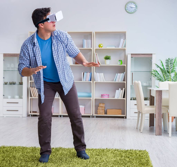 Hombre con gafas de realidad virtual jugando en casa - Foto, Imagen