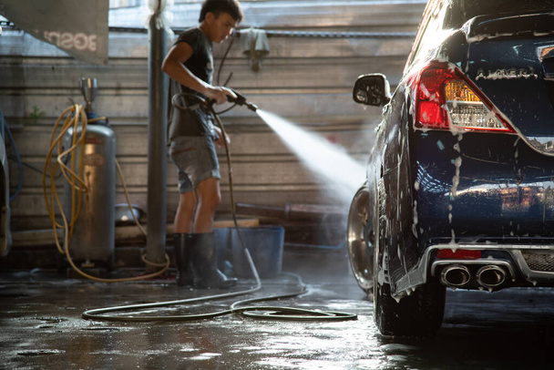 Bangkok, Thailand - March 31, 2017 : Unidentified car care staff cleaning (clean, wash, polish, wax and glass coating) the car (Car detailing) at car care shop in Bangkok Thailand - Zdjęcie, obraz