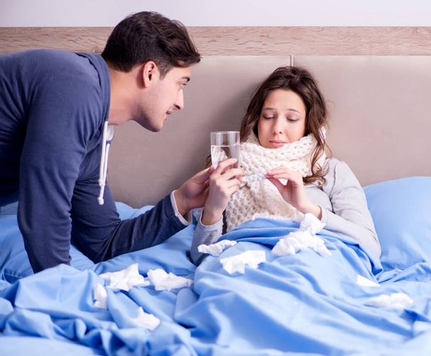 Esposa cuidando de marido enfermo en casa en la cama - Foto, imagen