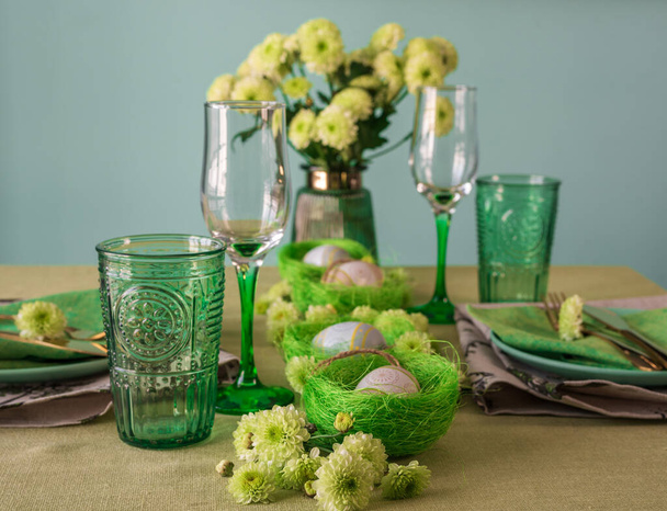 Set table with Easter decoration - eggs in nests and flowers. - Fotoğraf, Görsel