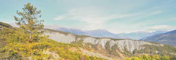 Picchi di montagna in una giornata invernale soleggiata. Cielo limpido, luce solare soffusa. Alpi francesi, massiccio degli Ecrins, Francia. Paesaggio panoramico. Natura, stagioni, sci, vacanze, concetti di vagabondaggio - Foto, immagini