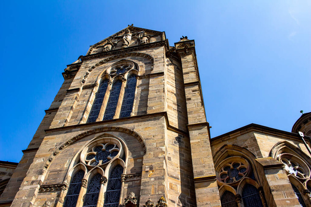 Zblízka nízký úhel pohledu na krásnou architekturu exteriéru Liebfrauenkirche (kostel Panny Marie) v Trieru, Německo - Fotografie, Obrázek