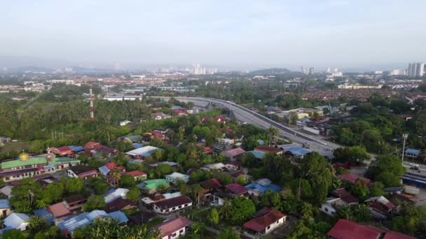 Vuelo aéreo sobre la vía férrea en Jalan Alma - Imágenes, Vídeo