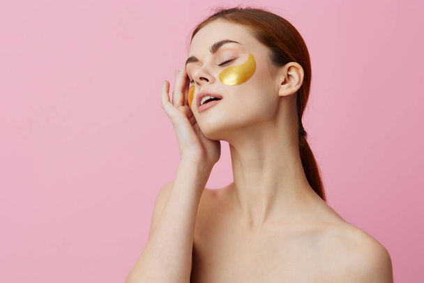jovem mulher pele cuidados rosto manchas nuas ombros higiene close-up Estilo de vida - Foto, Imagem