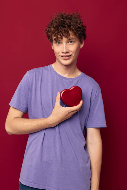 boyfriend teenager purple t-shirt heart-shaped gift - Valokuva, kuva