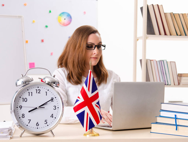 De vrouwelijke Engelse taaldocent in time management concept - Foto, afbeelding