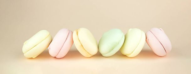 Кольорові зефіри Gourmet Colored Marshmallows схожі на Macaroon Cookies, концепцію солодкого десерту. Маленькі французькі коржі. - Фото, зображення