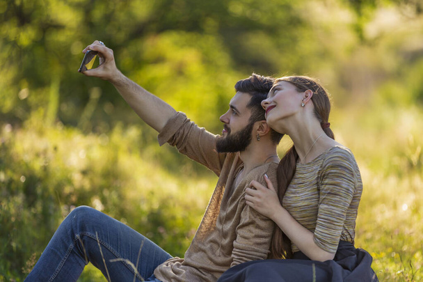 junges Paar macht ein Selfie am Telefon - Foto, Bild