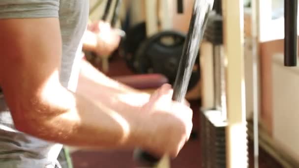 Homem atlético treina braços no ginásio
 - Filmagem, Vídeo