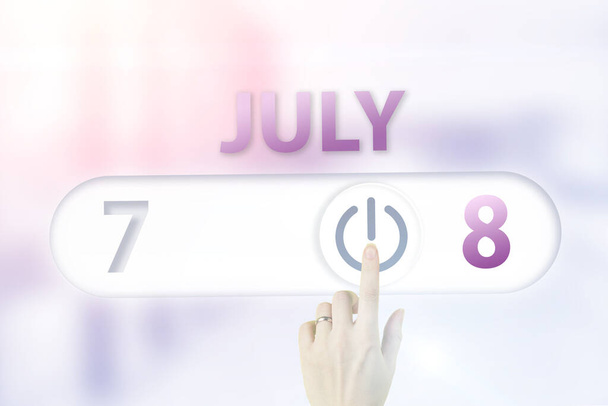 8 июля. День 8 месяца, Календарь date.Hand палец переключает указывая дату календаря на фоне офиса солнечного света. Концепция летнего месяца, дня года - Фото, изображение