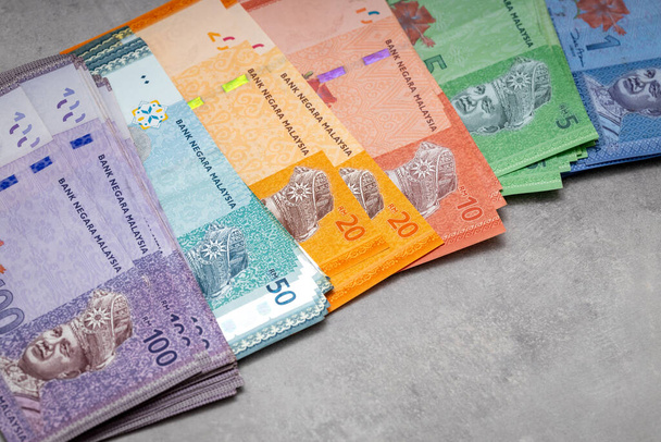 Denaro malese sparsi sul tavolo, tutte le banconote ringgit, concetto, economia aziendale  - Foto, immagini