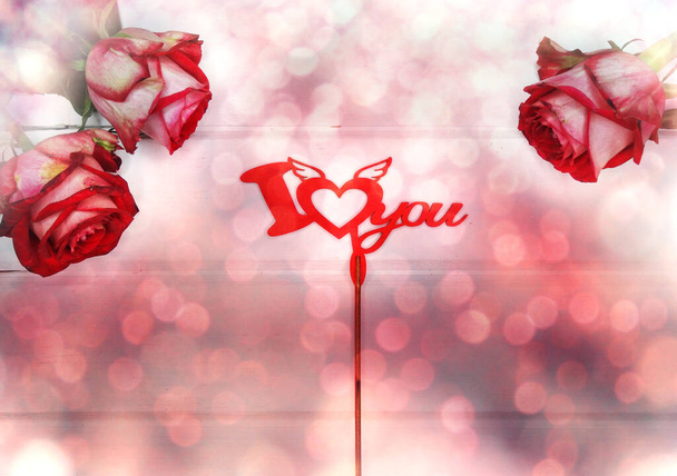光沢のある背景に赤いバラの花とバレンタインデーを愛する  - 写真・画像