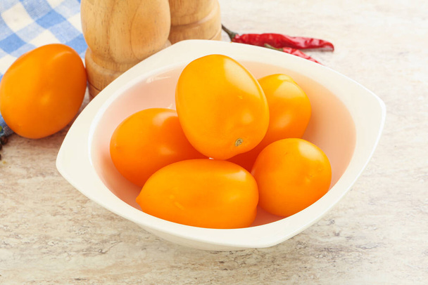 Tomate crudo amarillo maduro dulce en el bowl - Foto, Imagen