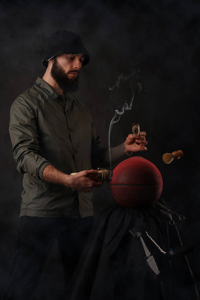 Κομμωτής μπασκετμπολίστας κουρεύει μπάλα μπάσκετ - Φωτογραφία, εικόνα