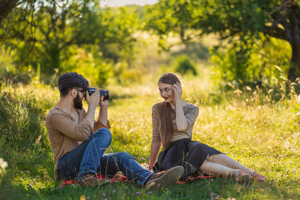 guy takes a picture of his girlfriend with a camera - Foto, Imagen