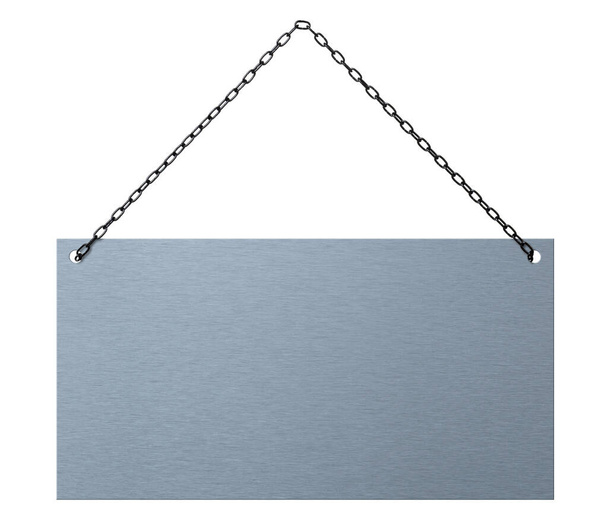 Un panneau métallique suspendu sur un fond blanc  - Photo, image