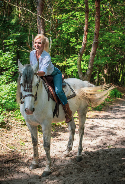 Primavera - stagione estiva, concetto di hobby, Donna con un cavallo su una natura, rapporto umano e animali - Foto, immagini