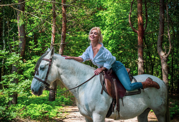 Primavera - stagione estiva, concetto di hobby, Donna con un cavallo su una natura, rapporto umano e animali - Foto, immagini