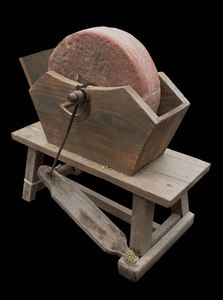 Antike Pedal-Schärfmaschine. Isoliert über schwarzem Hintergrund - Foto, Bild