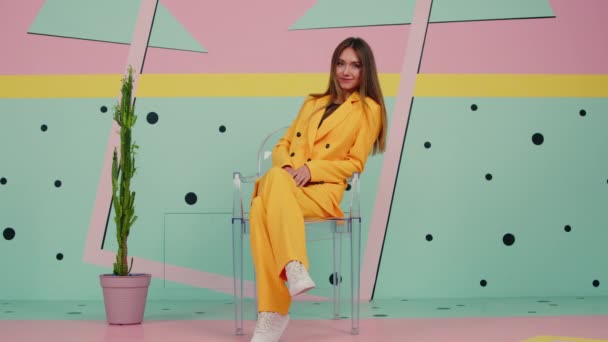 Parlak Sarı Takım Elbiseli Genç Kadın Portresi - Video, Çekim