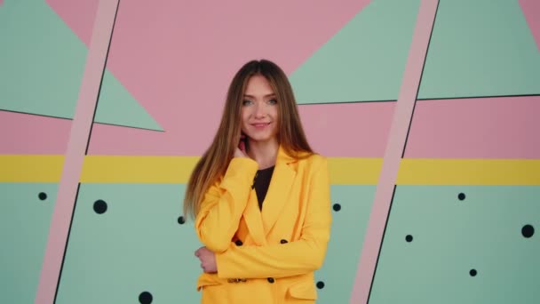 Πορτρέτο της νεαρής γυναίκας σε κίτρινο σακάκι - Πλάνα, βίντεο