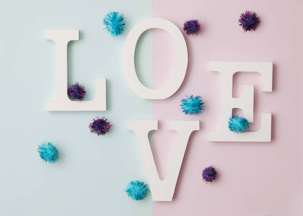 Креативная верстка с цветными помпонами и Word LOVE. День святого Валентина, или Понятие любви. - Фото, изображение