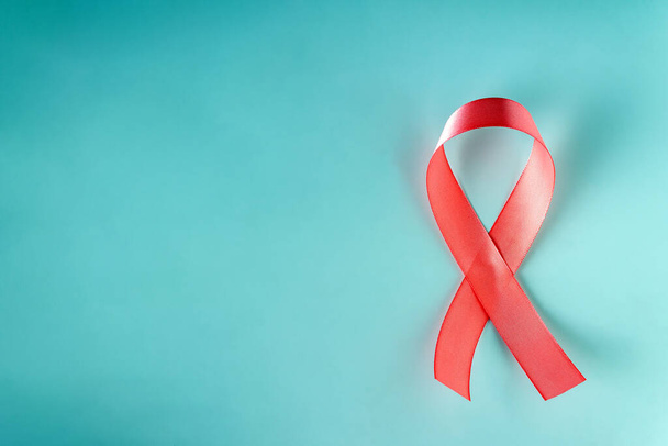 rosa Schleife - ein Symbol für den Kampf gegen Brustkrebs auf blauem Hintergrund, Kopierraum - Foto, Bild