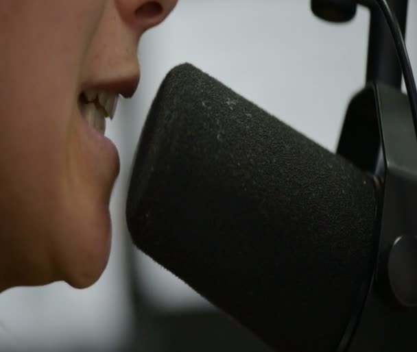 γυναίκα, μιλώντας στο μικρόφωνο - Πλάνα, βίντεο