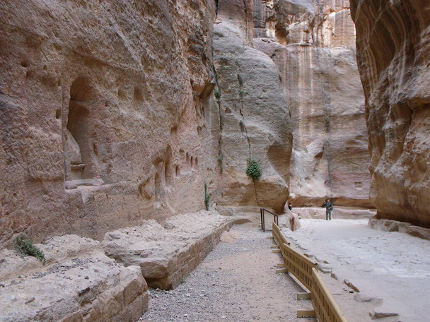 Petra, Jordan. 16. srpna 2010: Hrobky ve zdech siqu, úzký kaňon, který vede k Petře, Jordánsko - Fotografie, Obrázek