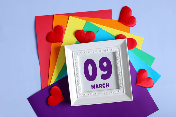 día del mes 09 Marzo calendario Calendario fecha en un marco blanco sobre un fondo de arco iris. - Foto, Imagen