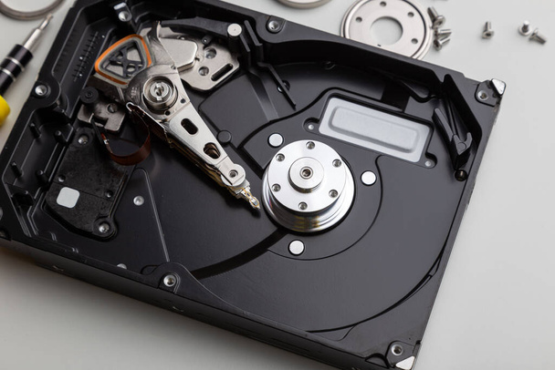 un proceso de desmontaje del disco duro externo - Foto, imagen