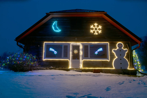 Paisagem noturna com um pátio decorado com um motivo de Natal, decoração leve - Foto, Imagem