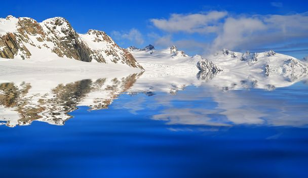 Вершина гори з гарним льодовиковим візерунком
 - Фото, зображення